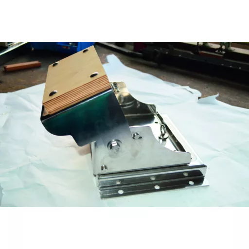 Wspornik silnika można obrócić na poziomą powierzchnię. 15 HP