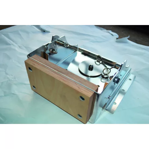 Wspornik silnika można obrócić na poziomą powierzchnię. 15 HP