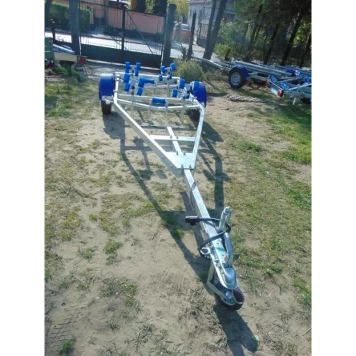 Przyczepa do przewozu łodzi Alfa 1300 kg z hamowanymi kółkami do 6,7 m